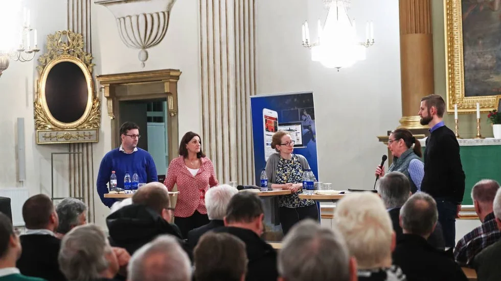 Landsbygdsdebatt.  Kommunalrådet Camilla Egberth (S) och bildningsnämndens ordförande Nicklas Rudberg (S). I andra ringhörnan oppositionsrådet Caroline Unéus (M) och partikamraten Mark Henriksson, ledamot av bildningsnämnden. I mitten MVT:s kommunreporter Lina Handberg.