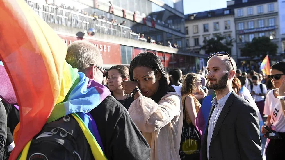 Alice Bah Kuhnke deltar i en manifestation för att hedra offren för terrordådet på en gayklubb i Orlando. Samtidigt ger staten bidrag till homohatande organisationer.