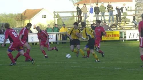 Florent Asllani i kamp med Nässjöspelare på Vimarvallen. En match där VIF lyckades vinna med 1-0 efter mål av Jonas Fors.