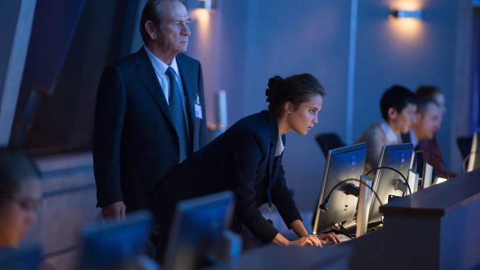 Jägare. Tommy Lee Jones och Alicia Vikander spelar CIA-anställda som är på jakt efter Jason Bourne.