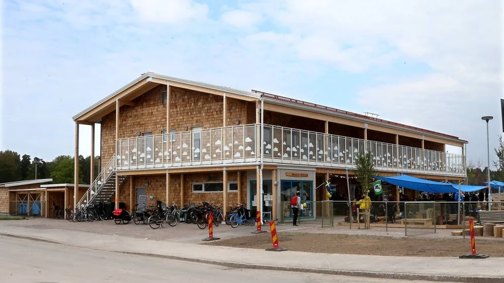 Fint hus i bra läge. Föräldrar och personal är nöjda med förskolan, även om omgivningarna kan vara såväl bullriga som dammiga och tungt trafikerade.