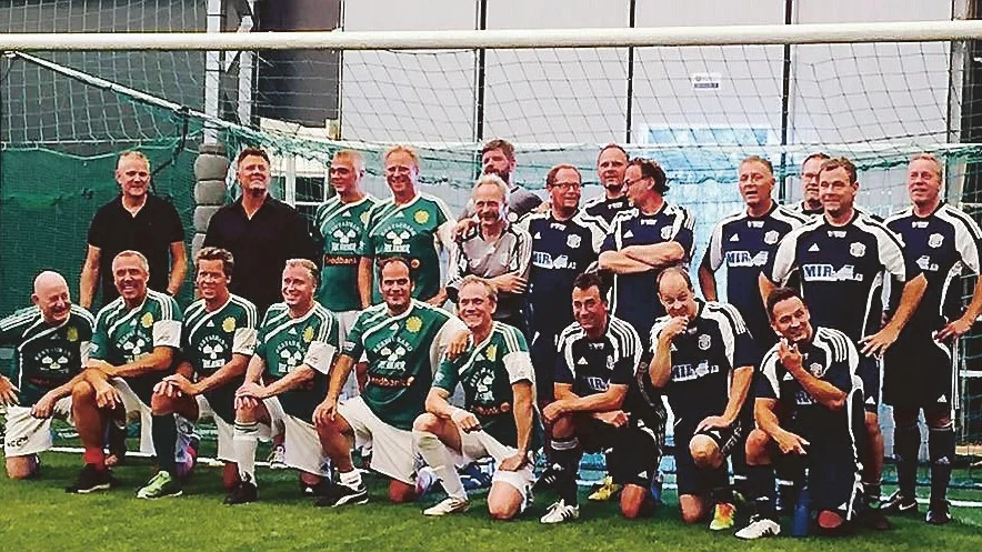 Delar av Vimmerbys och Hultsfreds lag födda 1965 och 1966 lirade match på nytt i lördags. Stående från vänster: Håkan Karlsson, Tommy Svensson Pöder, Stefan Thorstensson, Nicklas Einarsson, Håkan Juthe, Mikael Tirbäcken, Torbjörn Allvin, Pelle Nilsson, Joakim Green, Peter Woxö, Kjell Andersson, Mikael Johansson och Krister Ström. Framför dem: Michael Olesen, Peder Karlsson, Joakim Svensson, Magnus Gustavsson, Kenneth Johansson, Per Tuvesson, Peter Hellenstierna, Magnus Heljemo och Magnus Söderberg.