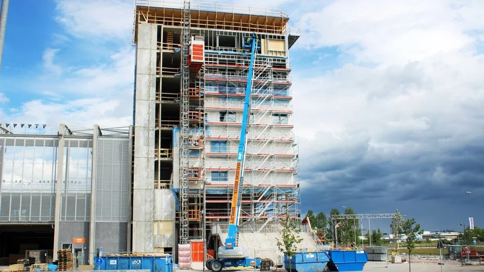 Högtflygande arbete. En av världens högsta liftar befinner sig nu i Linköping.