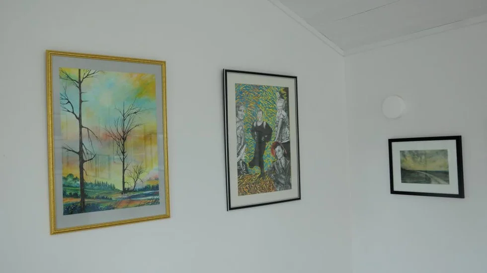 Dröm och natur. De två tavlorna till höger är en del av en svit med drömska motiv.