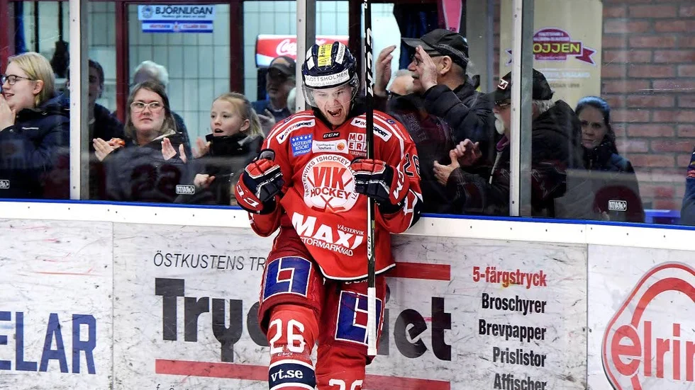 Victor Öhman jublar efter ett av hans många mål i VIK-tröjan.