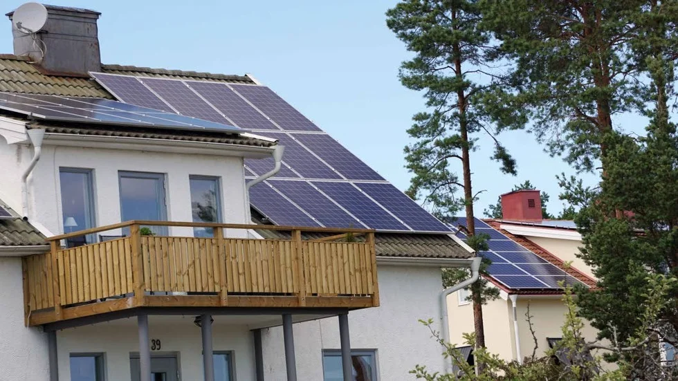 Solsidan. I Loftahammar utnyttjar flera husägare de solstrålar som faller över samhället.