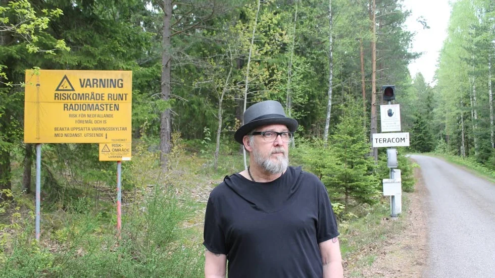 Micke Lindgren som bor granne med högmasten i Ervasteby tycker att det känns lugnare när Teracom satt in dygnet-runt-bevakning i området.