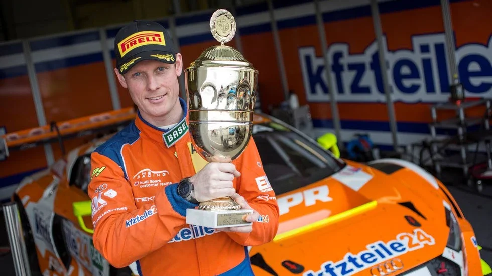 POKAL. En tredjeplacering och en sjätteplats blev facit för Edward Sandström i helgens två stenhårda ADAC GT Masters-race på Sachsenring.