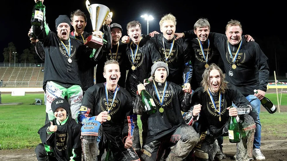 Guldlaget. Övre raden från vänster: Peter Ljung, Mikkel Bech Jensen, Anton Karlsson, Victor Palovaara, Christian Karlsson, Morgan Andersson. Främre raden från vänster: Eddie Erixon, Joel Kling, Oliver Berntzon, Joel Andersson.