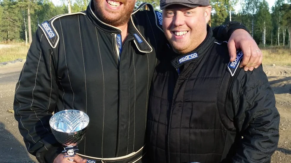 POKALVINNARE. SMK Motalas Andreas Dalegård och Johan Edepil körde till sig var sin pokal i Valdemarsvik.
