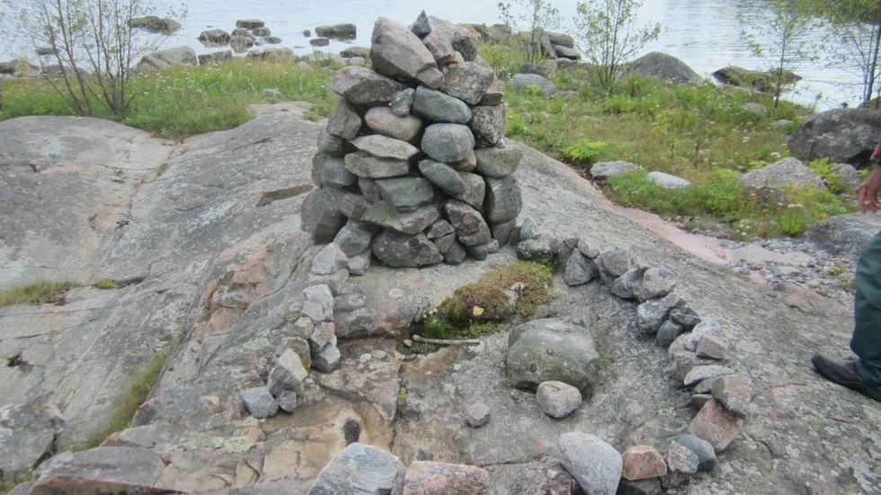 Torn. Lindö är ett naturreservat och stenarna ska inte förflyttas.