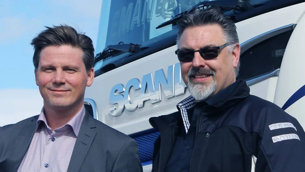 Erik Ullenhag (L) på företagsbesök hos Jörgen Emanuelsson. "Det är häftigt med åkare som ställer om till fossilfritt. Det här är en gammaldags näring som har blivit modern", säger Ullenhag.