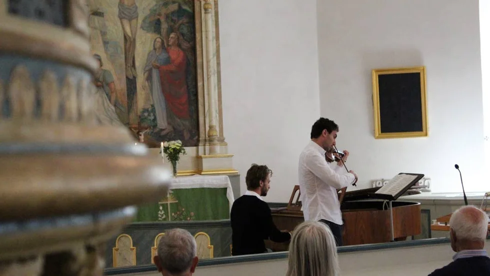 Ett axplock. Tillsammans med Markus Kvint på piano och Henrik Naimark Meyers på fiol fick tisdagens besökare ta del av ett axplock tyska kompositörer. Pedagogiskt berättande mellan låtarna ger extra skjuts till den musikaliska upplevelsen.
