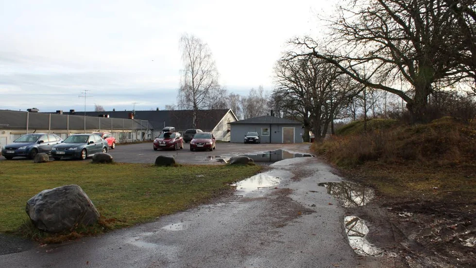 Vattenpölar. Den här asfaltytan används av många som parkering.