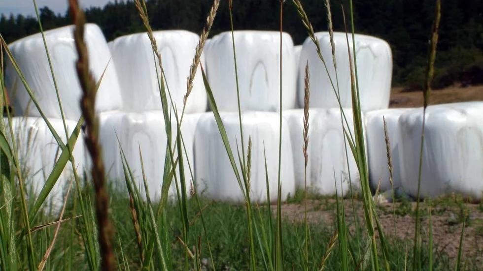 En lantbrukare i Vimmerby kommun  har inte tagit hand om gamla ensilagebalar. Nu vill nämnden att han ska betala 60 000 kronor i vite för bristerna. Bilden är tagen i ett helt annat sammanhang.