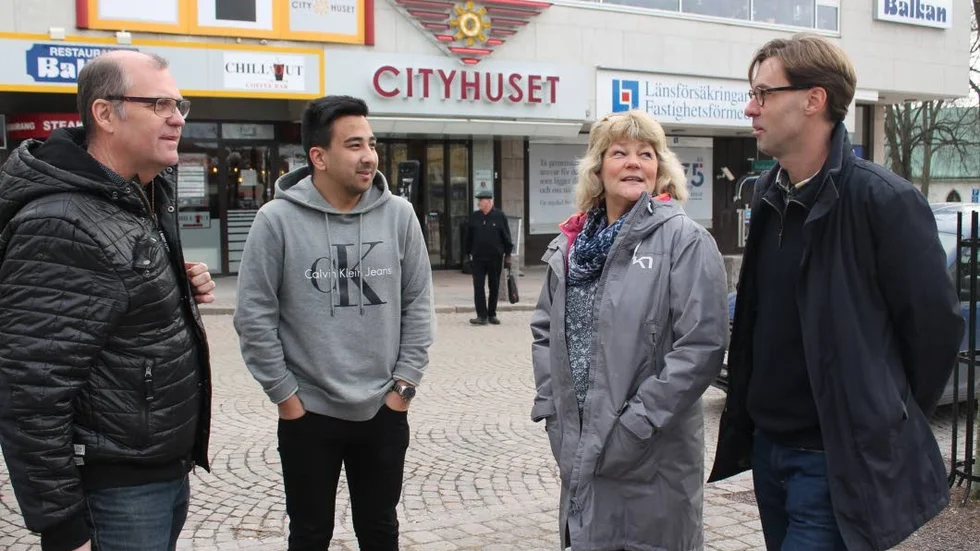 Cevher Kanat och Åse Julander, i mitten, känner ett stort hopp för Cityhusets framtid efter en träff med Bernhard Lebourne, till höger, och Michael Angermund från Lebourne Real Estate AB.