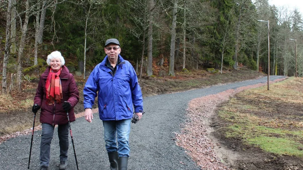 Premiärtur. Makarna Asta och Håkan Johansson provgår det nyupprustade motionsspåret i Överum. Det var till belåtenhet.