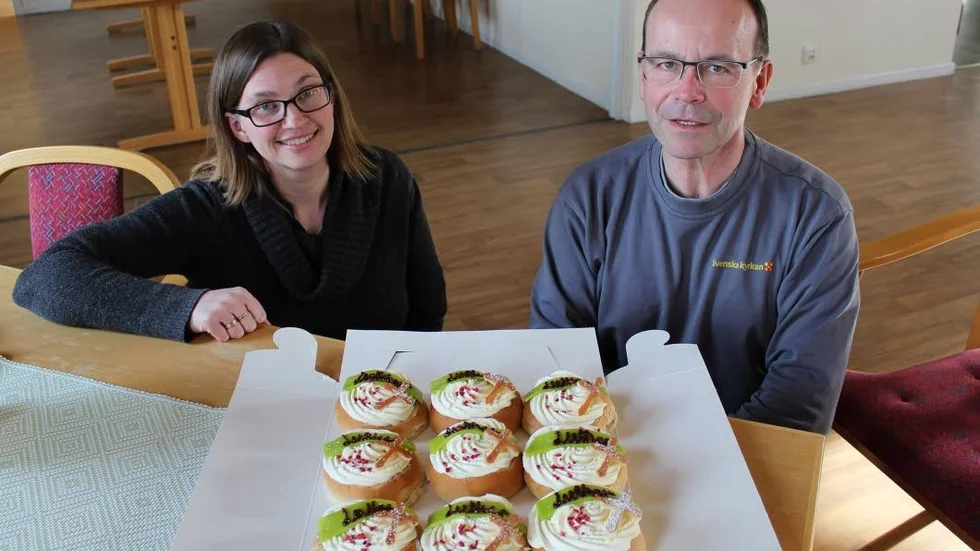 Lutherbakelser. Johanna Nilsson och Mathias Dewitz, anställda av kyrkan,  med några av de bakelser som serverades på första Lutherkvällen.
