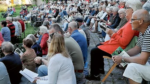 Runt 300 personer samlades i stadsparken i måndags kväll.