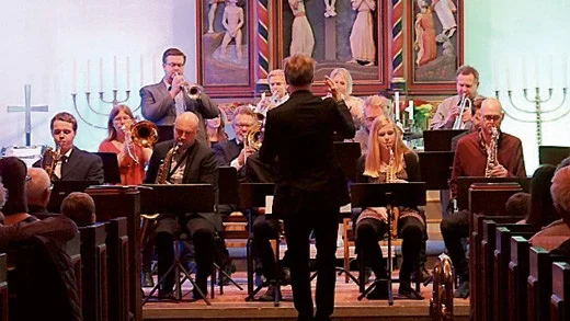 Musikskolans storband bestod dagen till ära av såväl hemvändare som nuvarande elever.