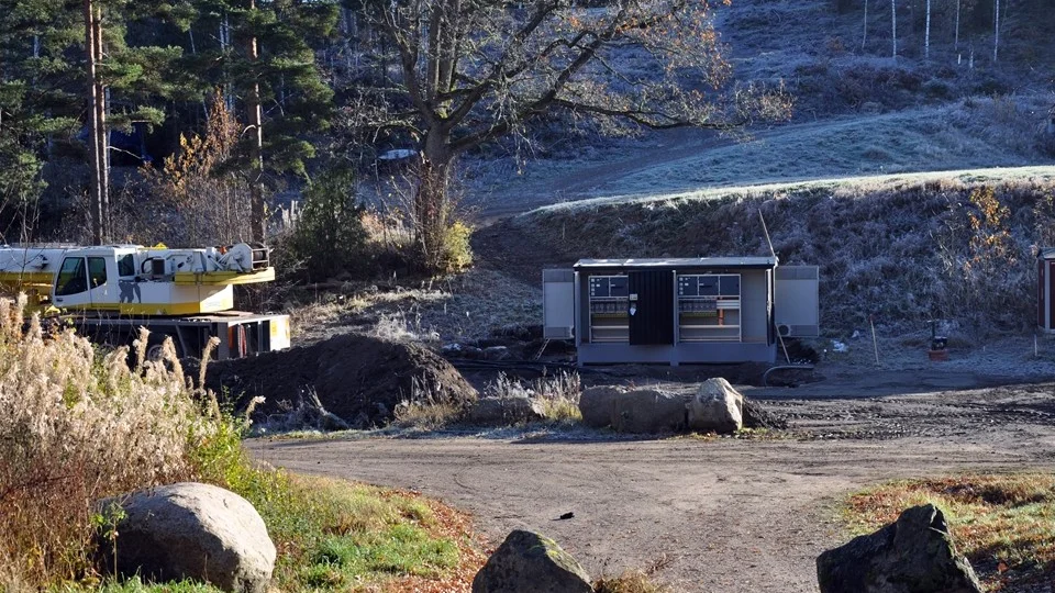 På tisdagen lyftes det nya ställverket av, som ska säkra elförsörjningen vid skidanläggningen för många år framåt.
