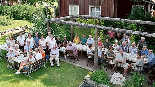 En gruppbild på alla deltagarna i rotemötet som hölls i Hamra by.