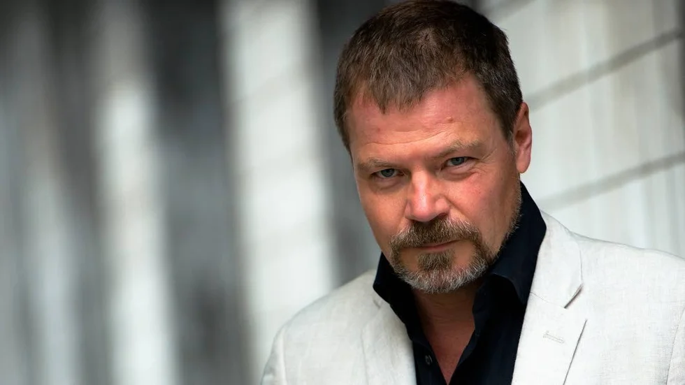 Kristoffer Leandoer, född 1962, är författare, översättare och litteraturkritiker. Han har givit ut en rad böcker, bland annat poesi och litteraturkritik. Essäboken "Mask" nominerades till August- priset i fackboksklassen 2010.