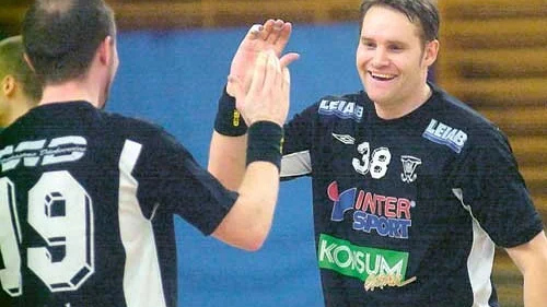 Tack ska du ha. Mathias Jansson och Niclas Nilsson var matchens bästa spelare när VIBK vann. Foto: Magnus Strömsten