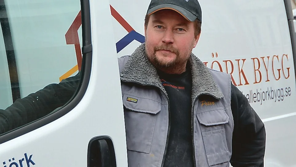 Peter Hallebjörk på Hallebjörks Bygg menar att om byggarbetare börjar varslas så kan många andra jobb också ryka.