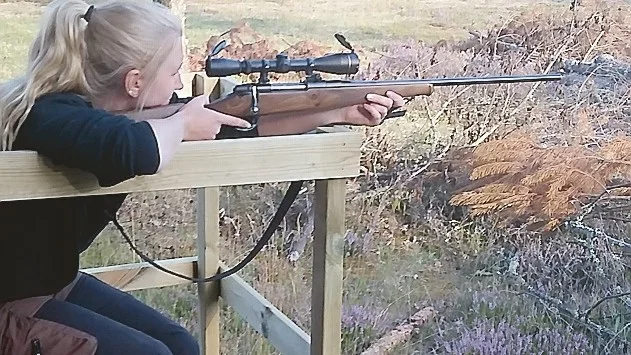 Filippa Karlsson på första stationen, sittande med stöd, mot gås 80 meter bort. Foto: Privat