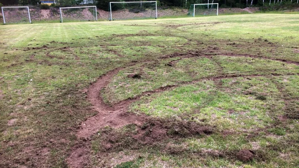 Djupa hjulspår i gräsmattan vittnar om skadegörelse på fotbollsplanen. Det ska ha skett under natten mot måndagen.
