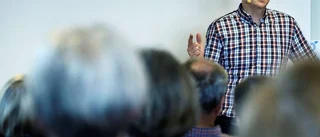 Chefredaktör Christer Kustvik på biblioteket