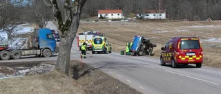 Lastbil körde in i pick-up vid skola