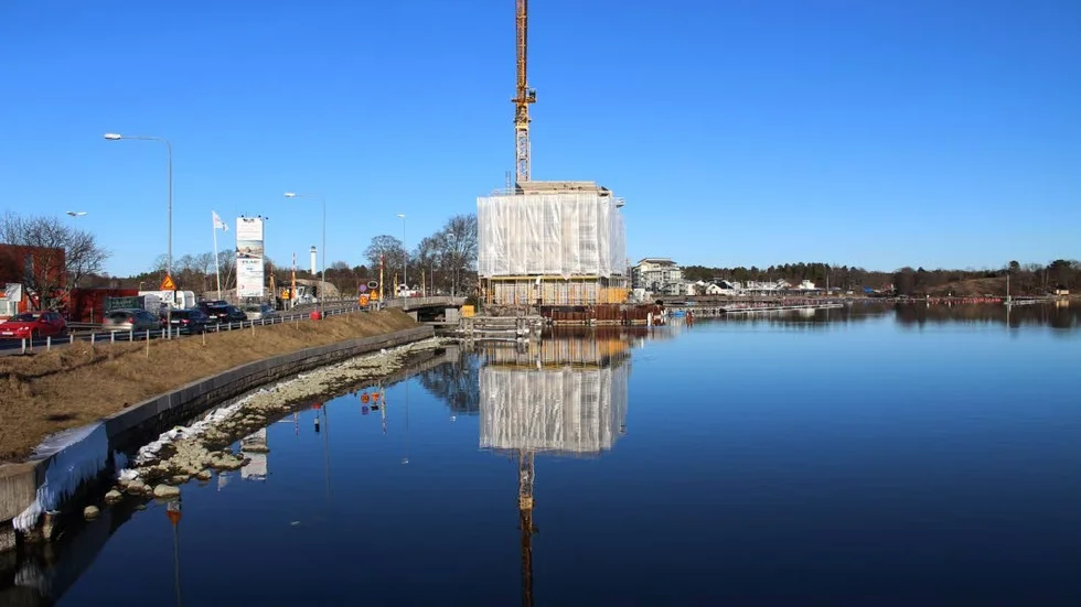 Landmärke. Vad tjänar pajkastningen till nu när byggnaden på Slottsholmen redan står där den står?, frågar sig dagens insändarskribent.

Insvept. Snart kommer man se mindre av huset, det ska kläs in ytterligare, för att ge byggnadsarbetarna lite vindskydd.