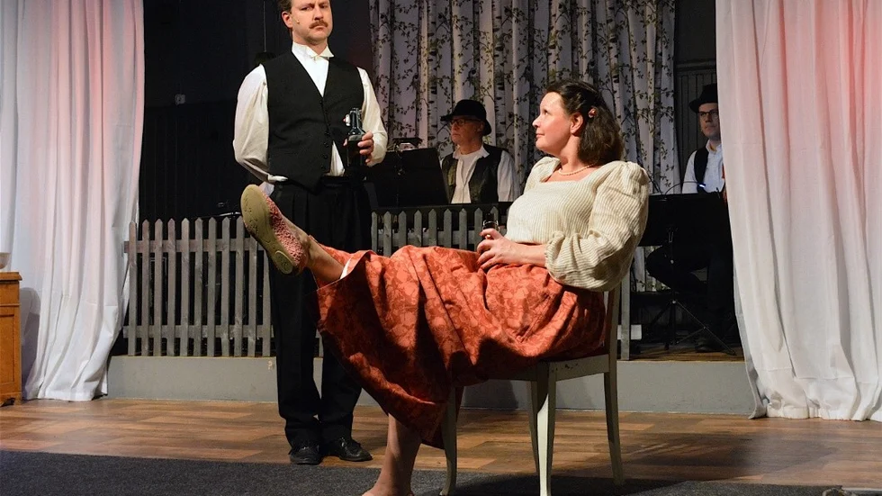 MAKTKAMP. Lars Olofsson och Anneli Stolt som Jean och fröken Julie i Vadstena Nya Teaters version av Strindbergs passionsdrama. I bakgrunden Göran Friman och Per Eckerbom.