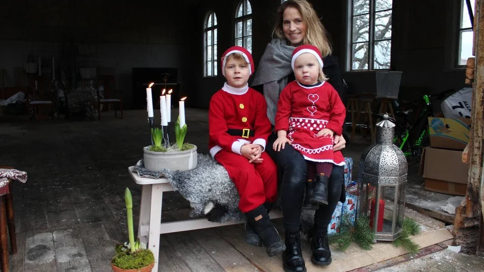 Julmarknad. Elin Sjöberg med barnen Ivar och Gry Sjöberg, sex respektive två och ett halvt år, i Elimkapellet i Vråka, där julmarknaden är.
