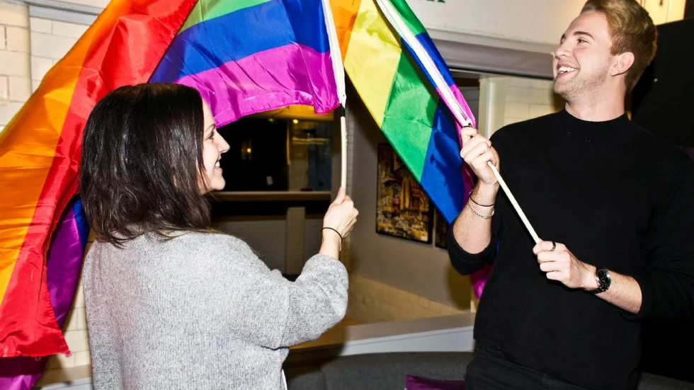 Lisa Klefborg, ungdomscoach på Hallen, och Robin Nordh, en av de bakom Motala Pride, samarbetar för ett tryggt HBTQ-forum.