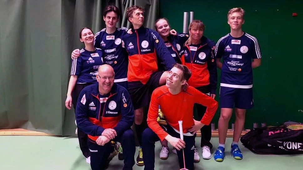 Pärlans vinnande lag. Bakre raden från vänster: Kristin Lindberg, Emil Magnusson, Rikard Adolfsson, Alice Andersson, Anna Svensson och Teo Boström. Knästående från vänster: Ronny Hilmersson, lagledare, och Filip Hukkila.