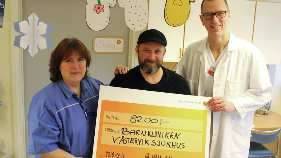 Tillskott. Tina Engström och Anders Thåström på barn- och ungdomskliniken tog på torsdagen emot 8200 kronor från Robert "Bubba" Bohlenius, i mitten.