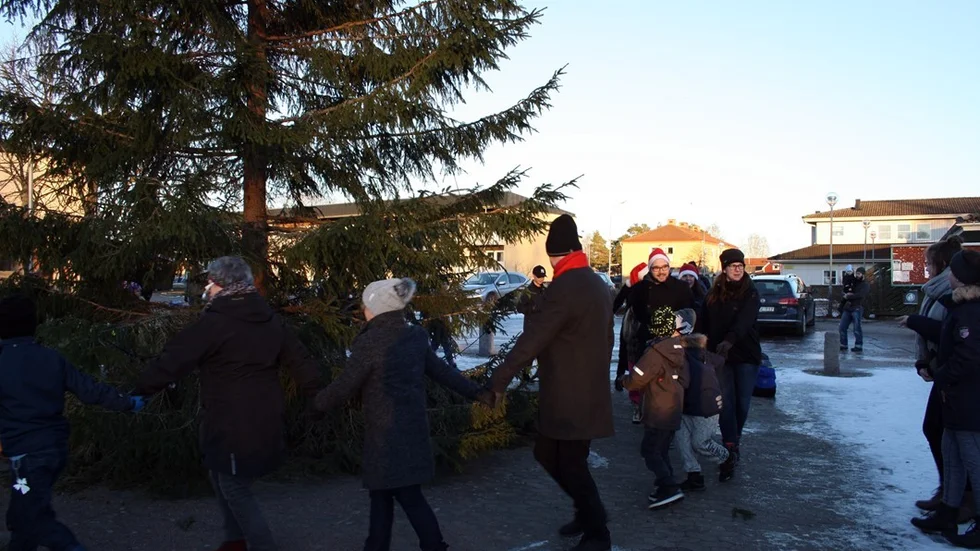 Både stora och små befann sig på torget i Järnforsen för att dansa. Foto: Emilia Söderling