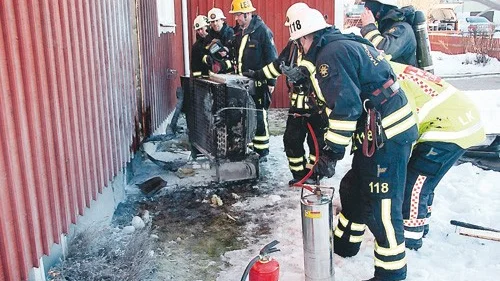 Explosionen blev kraftig och när räddningstjänsten kom till villan slog det upp 1,5 meter höga lågor mot träfasaden på huset. Elden kunde dock snabbt släckas, och villan räddades undan en omfattande brand.