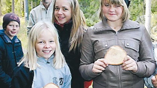 Det är jätteroligt att vara i skogen tycker detta glada gäng som deltog på skogsdagen i Tigerstad.
