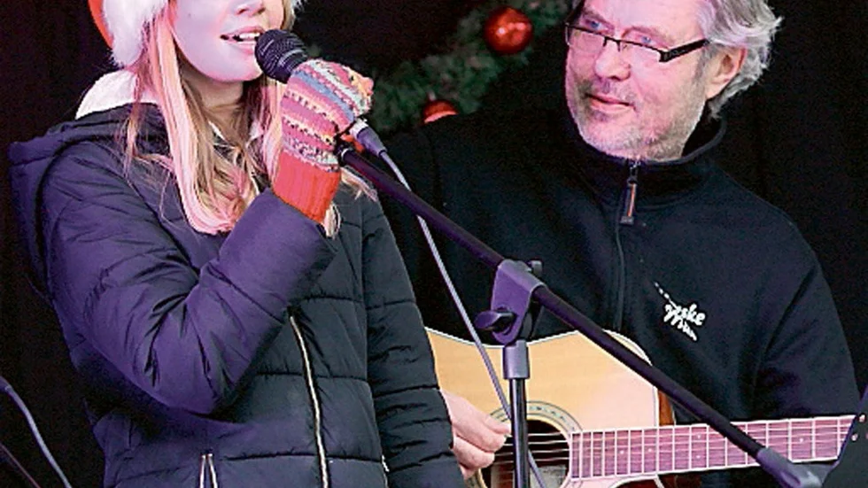 Det var mycket underhållning på torget sista söndagen före jul. Här Emilia med pappa Göran Nachtweij, när hon sjunger "Du är allt".
