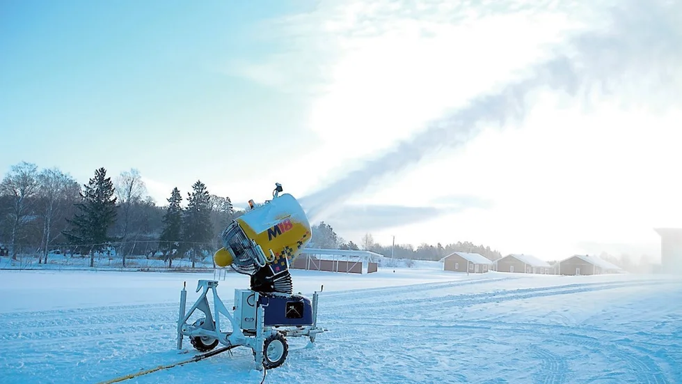 Nu är det full fart på snökanonen vid Vreta Skid- och Motions anläggning igen. Foto: Tommy Pettersson