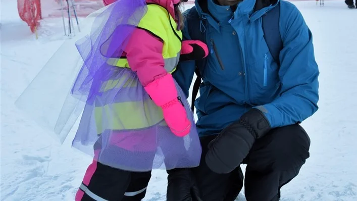 Alma Hultman, fyra år är en av skidskolans deltagare och väntar här med pappa Patrik Svensson på att storebror Vidar ska komma ner. Foto: Morgan Karlsson