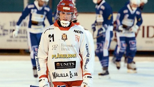 Alexander Sannikov deppar efter ett av Öjabys mål när Målilla föll med 6-2.