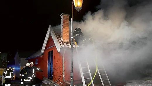 Mycket rökutveckling då brandmän släckte lågorna.