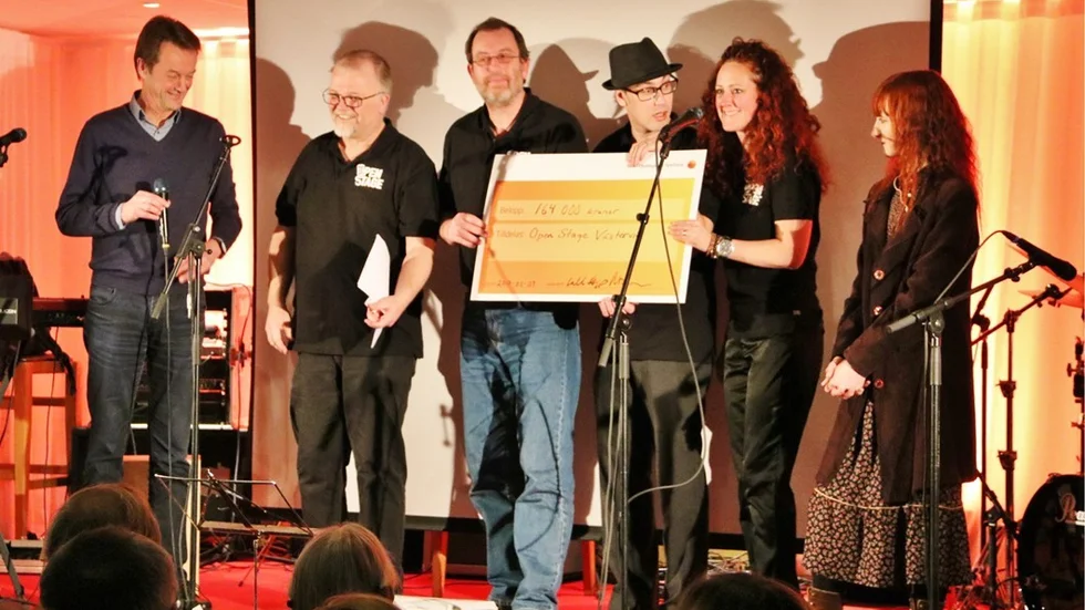 Open Stages arrangörer tog emot ett bidrag på 164 000 kronor i fredags från Sparbanksstiftelsen Tjustbygden genom Carl-Magnus Mårheden. Foto: Liselotte S Johansson