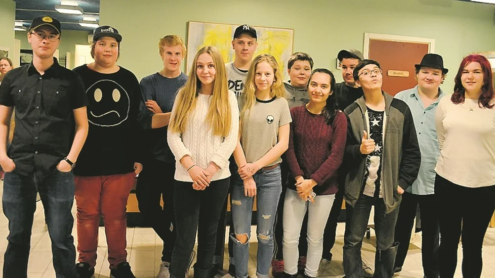 Årskurs 9D f.v: Viktor Svensson, Tobias Läns, Dennis Petterson, Sarah Kennerö, Linus Lind, Linneá Asp, Hugo Björngand, Sultana Rajbub, Robin Karlsson, Christoffer Hernandez, Linus Harrysson och Nattali Persson Burghardt. Foto: Julia Nilsson
