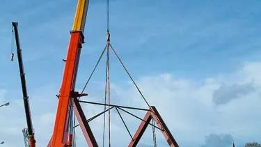 Brospannet vägde 14 ton, så det krävdes en stor kran att lyfta den på plats.